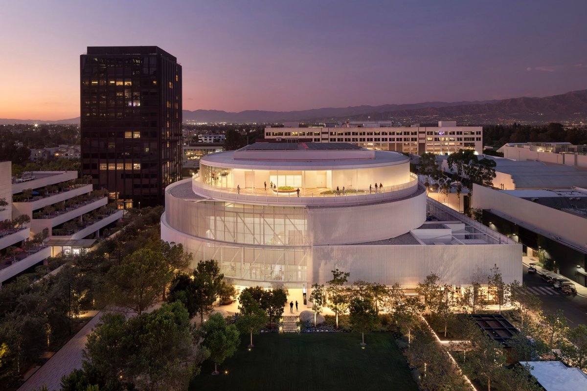 LEVERARC's tweet photo. Designed by LEVER and Field Operations, the NBCUniversal Campus Project enhances connectivity across the historic studio lot through new architecture, landscape, and outdoor spaces. One Universal anchors the paseo with offices, screening rooms, terraces, and views of the Valley https://t.co/VQemHeiE2e