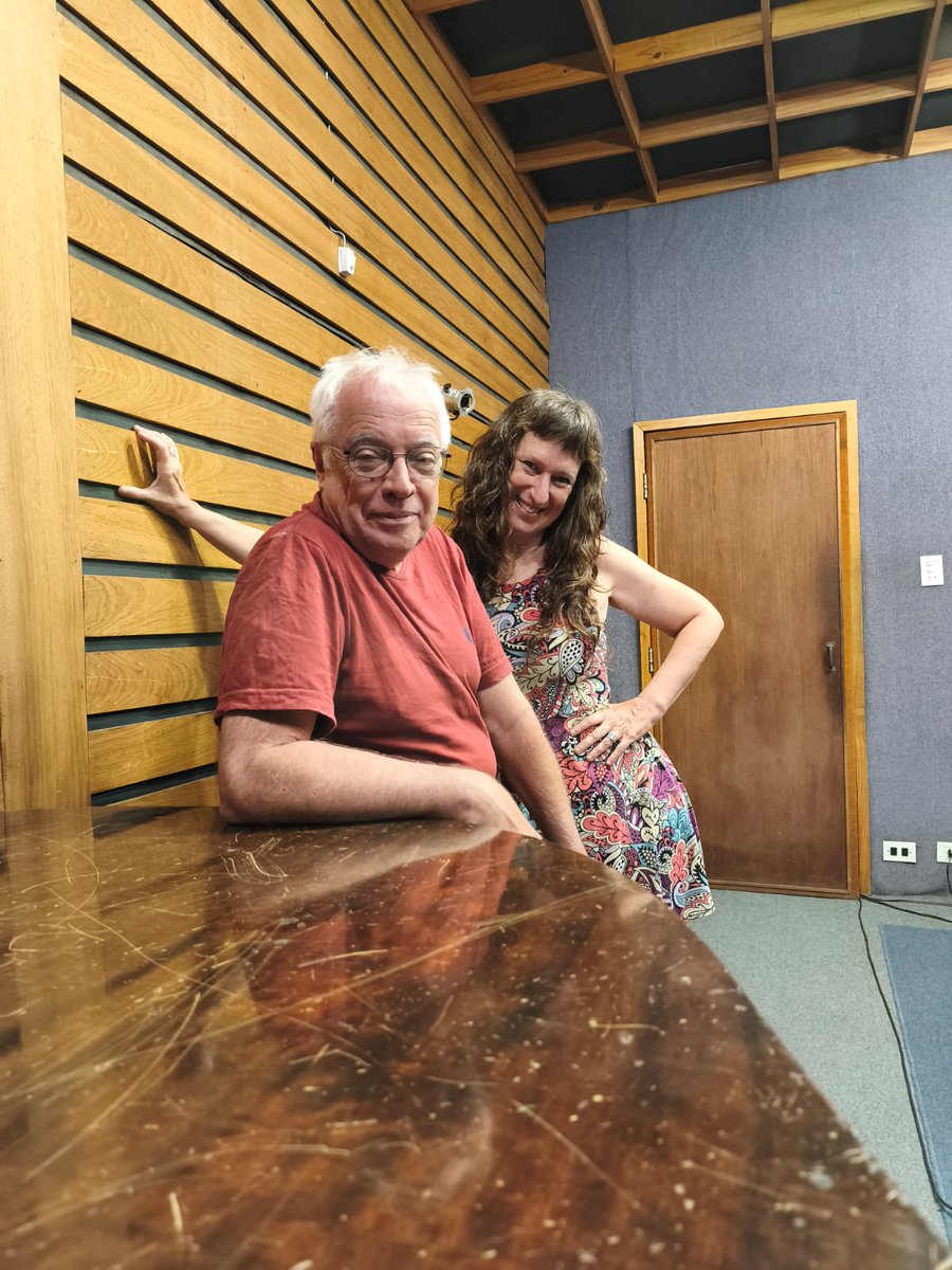 LaBollof's tweet photo. Hoy estaremos de visita en Destino Tango por nuestra querida radio La 2x4 de 20hs a 21hs con Matías Castelli.
Bucky Arcella y Andrea Bollof, bajo y voz, para hablar del trabajo de este dúo atípico, de la próxima actuación del 16/5 a las 16.30hs en Clásica y Moderna.
¡Sumate! https://t.co/yu5kv7kUKU