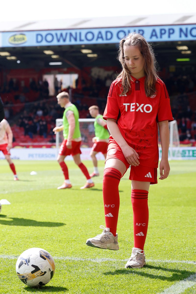 AberdeenFCHelp's tweet photo. Meet our mascots from Saturday🤩

Rebecca, Rosanna &amp; Roxanne had the honour of leading the teams out at Pittodrie as the players headed onto the pitch.

An unforgettable experience for our young Dons❤️

#DonsHelp https://t.co/0VZL7w8Jxj