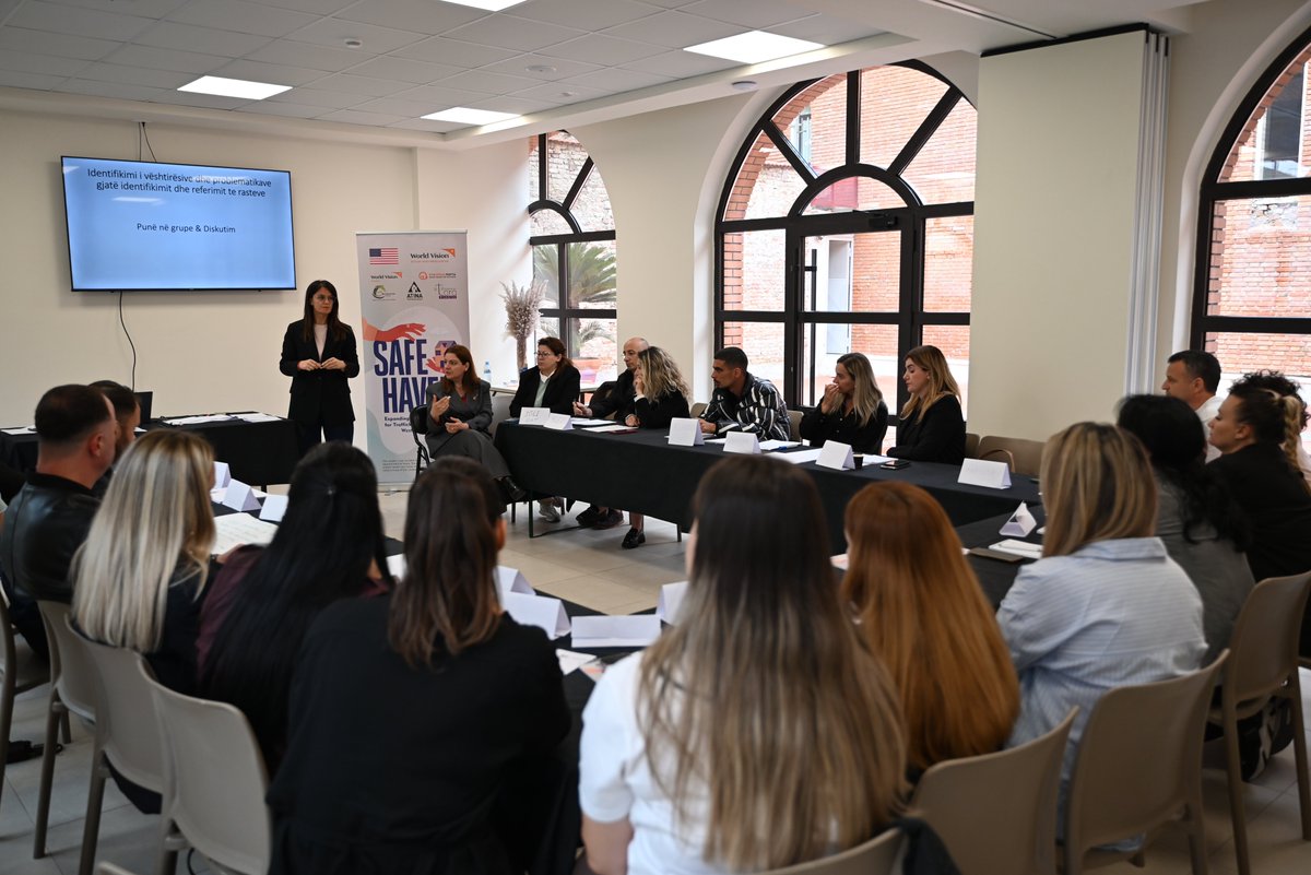 WVAlbania's tweet photo. Fuqizojmë profesionistët, mbrojmë fëmijët.
Në kuadër të projektit rajonal “Strehë e Sigurt”, të financuar nga DASH, trajnuam 30 profesionistë të Bashkisë Tiranë mbi procedurat e mbrojtjes së fëmijëve, identifikimin e trafikimit dhe koordinimin ndërinstitucional 🤝

#WorldVision https://t.co/Yd7QM67yf5