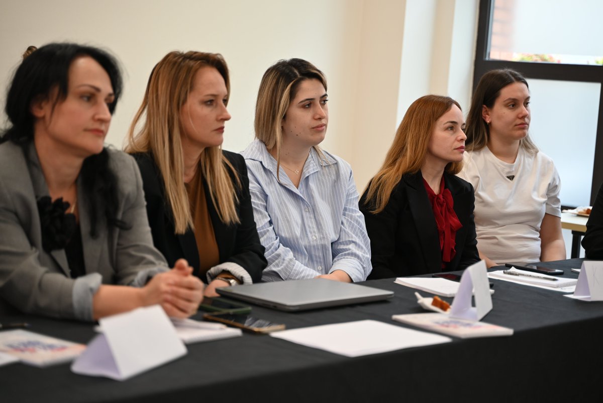 WVAlbania's tweet photo. Fuqizojmë profesionistët, mbrojmë fëmijët.
Në kuadër të projektit rajonal “Strehë e Sigurt”, të financuar nga DASH, trajnuam 30 profesionistë të Bashkisë Tiranë mbi procedurat e mbrojtjes së fëmijëve, identifikimin e trafikimit dhe koordinimin ndërinstitucional 🤝

#WorldVision https://t.co/Yd7QM67yf5