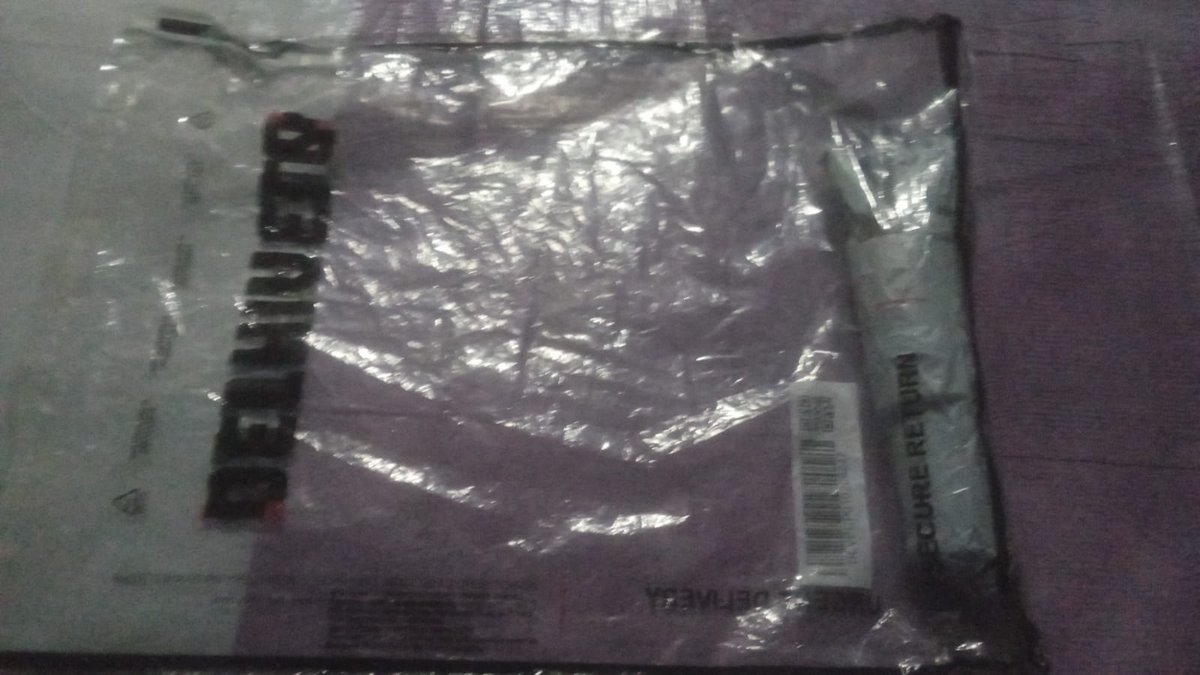 SingleSaikot's tweet photo. @help_delhivery 
AWB: 40594412835372

- customer received product 
- delivery executive took payment as cash 
- transfer the product from original packaging box to a flyer 
- took the box 
- then take OTP from customer &amp; marked as cancel 

Delivery Boy phone number: 89729 72493 https://t.co/XMD9oTmPFe