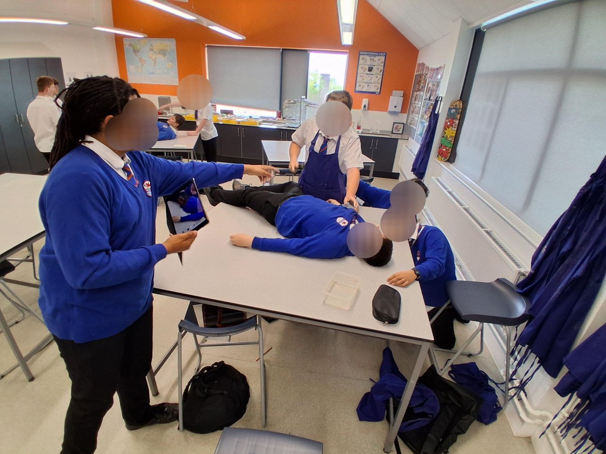 geraldine_doy's tweet photo. A huge thanks to Rhys from @ScreenAllianceW for 5 amazing works shops on Animation, Camera and Costume, Set Design and Prop Design for pupils at @WhitmoreHigh. Very inspiring! They were all very excited that he even brought along a coat worn by @Lin_Manuel in His Dark Materials. https://t.co/xcEU149qPC