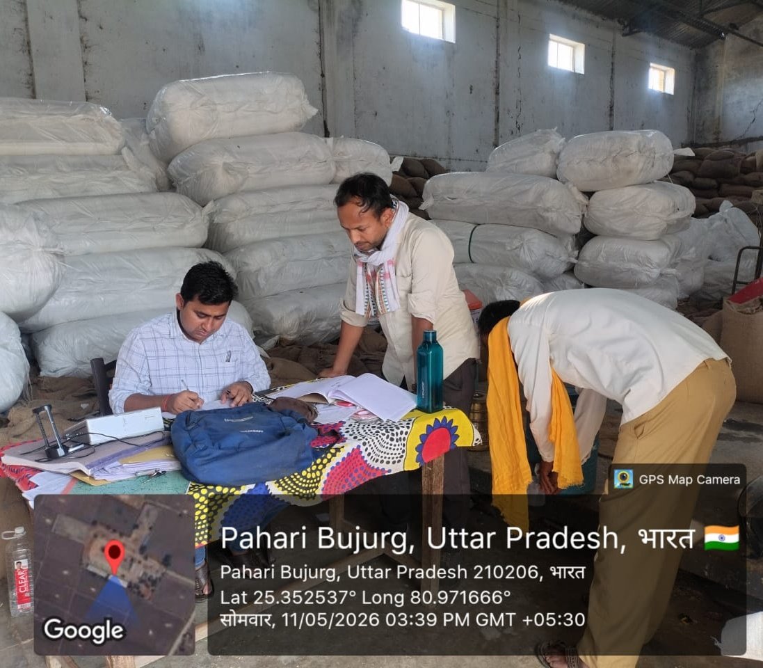 ChitrakootDm's tweet photo. दिनांक 11.05.2026 को जिलाधिकारी के निर्देशानुसार जनपद के समस्त गेहूँ क्रय केन्द्रों का उपजिलाधिकारी, तहसीलदार, जिला खाद्य विपणन अधिकारी, सहायक आयुक्त एवं सहायक निबंधक सहकारिता, जिला प्रबंधक, क्षेत्रीय विपणन अधिकारी तथा ए०डी०सी०ओ० द्वारा औचक निरीक्षण किया गया। निरीक्षण के दौरान सभी क्रय केन्द्रों पर किसानों से गेहूँ खरीद की प्रक्रिया संचालित पाई गई।
बी०पैक्स चकौंध क्रय केन्द्र के संबंध में जिला प्रबंधक पी०सी०एफ० एवं सहायक विकास अधिकारी (सहकारिता) की संयुक्त जांच आख्या के आधार पर हैंडलिंग ठेकेदार मे० हनुमत कॉन्ट्रैक्टर्स, हरदोई के विरुद्ध क्रय केन्द्र पर बरती जा रही लापरवाही के दृष्टिगत ब्लैकलिस्टिंग की कार्यवाही हेतु संस्तुति की गई है। साथ ही, क्रय केन्द्र प्रभारी चकौंध श्री ज्ञानेन्द्र कुमार मिश्रा से स्पष्टीकरण प्राप्त करने हेतु नोटिस निर्गत किया गया है।
जनपद के अन्य गेहूँ क्रय केन्द्रों पर किसी प्रकार की अनियमितता प्रकाश में नहीं आई। सभी केन्द्र प्रभारियों को निर्देशित किया गया है कि किसानों का किसी भी प्रकार का शोषण अथवा असुविधा पूर्णतः अस्वीकार्य है। शिकायत प्राप्त होने पर संबंधित के विरुद्ध विभागीय एवं विधिक कार्यवाही सुनिश्चित की जाएगी।
जनपद में तद्‌दिनांक तक 1984 किसानों से कुल 8681.25 मीट्रिक टन गेहूँ की खरीद की जा चुकी है, जो गत वर्ष की तुलना में लगभग दोगुनी है।
#Chitrakoot #WheatProcurement  #MSP2026 #FarmerWelfare  #GoodGovernance #UPGovernment #DistrictAdministration #PublicService #FarmersFirst