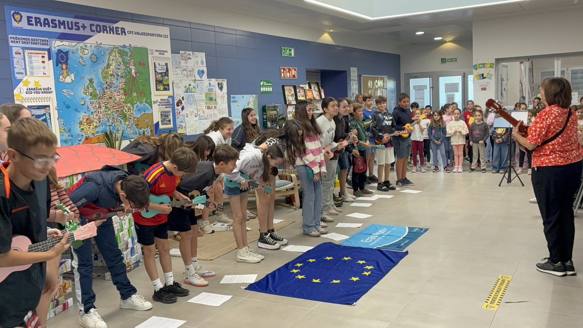 ErasmusPlusV3's tweet photo. Esta semana recibimos a Fabia, Sarah y Hendrik, docentes del Martin Luther King Schule de Marl🇩🇪 Willkommen! Esta semana visitarán nuestras aulas y conocerán nuestros proyectos. Bienvenida musical @sepiegob @dgalextranjeras @AMPA_V3 @Valdespartera3 #MesDeEuropa #ErasmusPlus https://t.co/1DPFysc1ER