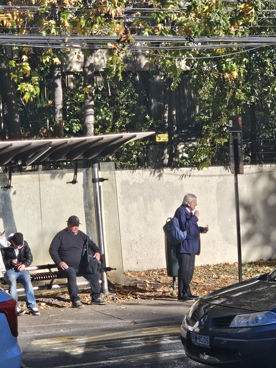 JuanjoBruna's tweet photo. Normalidad y civilidad en algo tan común como trasladarse al trabajo. @AlbertoKlaveren ex canciller, hoy ciudadano y académico @uchile, esperando su bus @Transantiago 
Esa tranquilidad y seguridad es lo que cualquier persona debiese tener en el día a día https://t.co/mSjJ4oQSN2