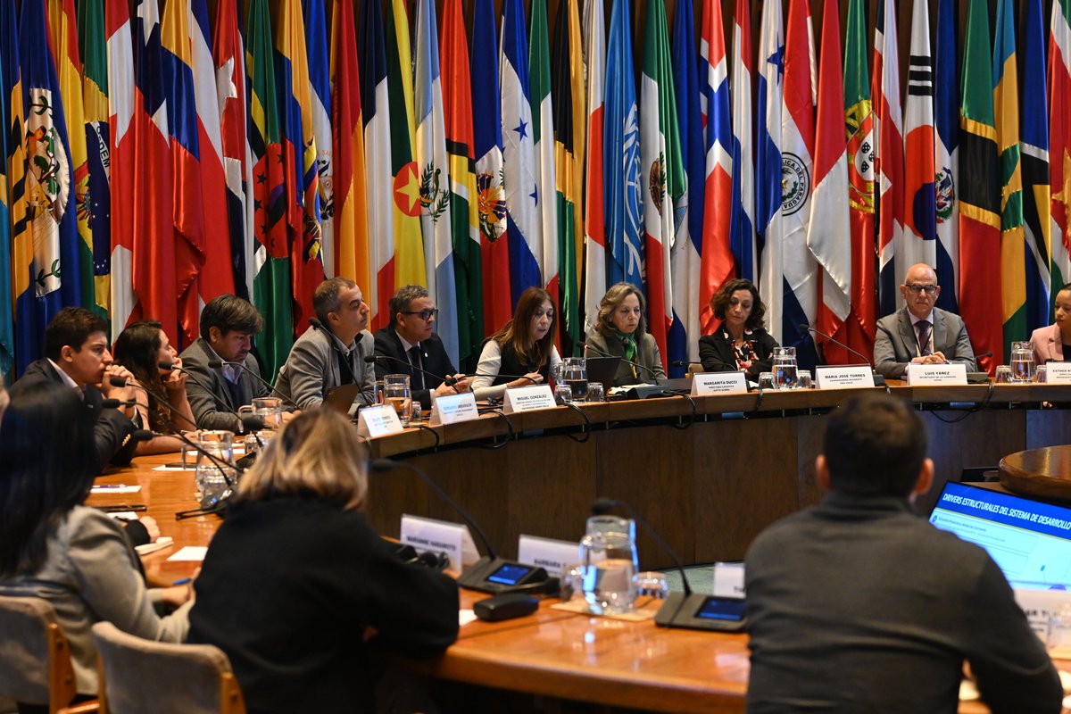 ONUChile's tweet photo. 🫱🏻‍🫲🏼 #ONUChile presentó su Análisis Común País en el marco de la sesión del Comité Ejecutivo de @PactoGlobal, abordando los principales desafíos y oportunidades del país para promover el #DesarrolloSostenible junto a sector privado, sociedad civil, Estado y academia. https://t.co/MdeMbHU2bR