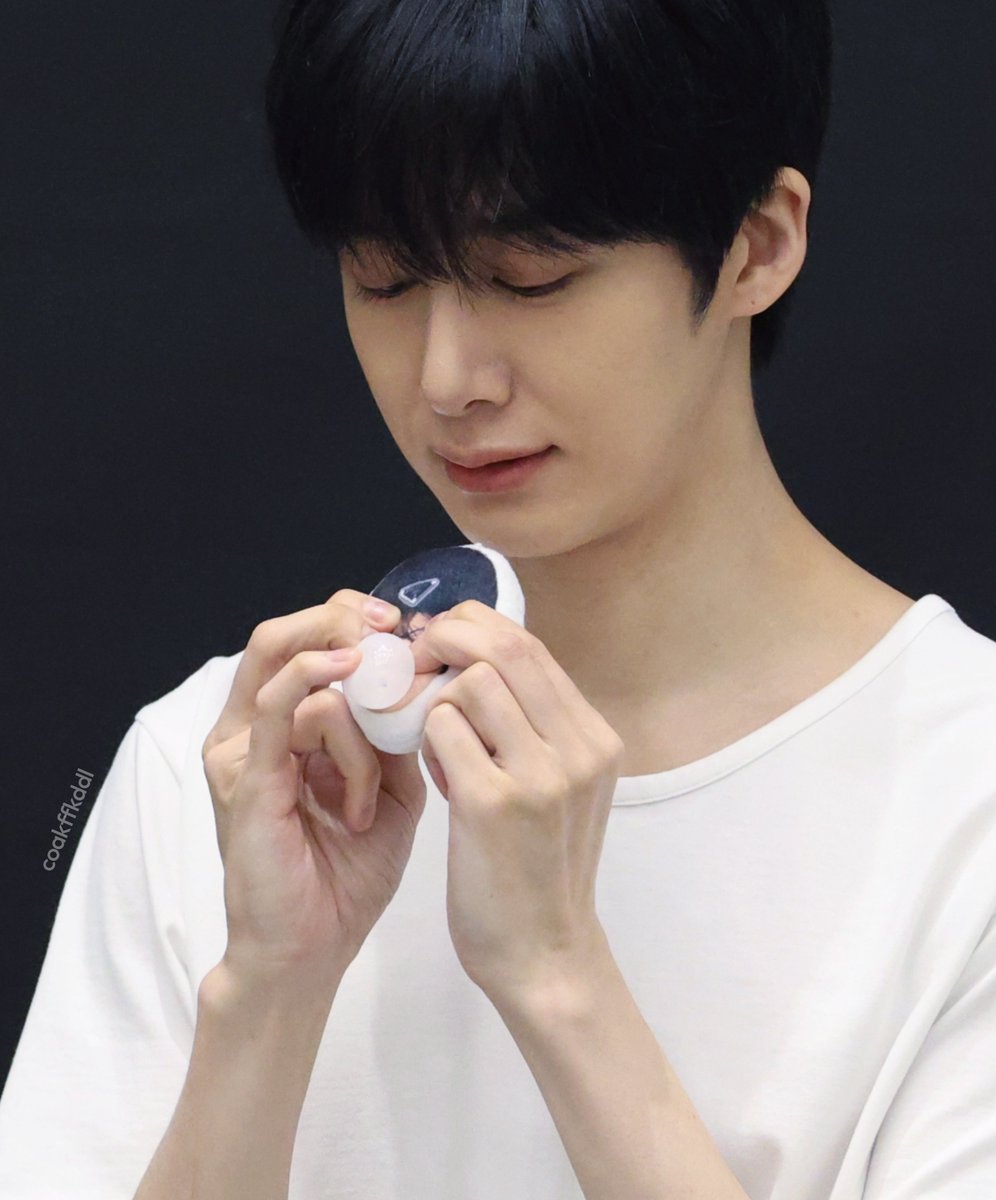 260509 형원
이렇게 귀엽게 새끼손가락으로 만진다고?ㅠㅠ