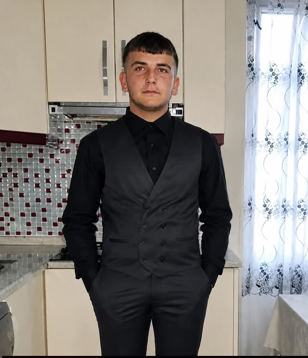 isigmeclisi's tweet photo. Yiğit Hikmet Keskinsoy..
15 yaşında, çırak..
Samsun Çarşamba Sanayi Sitesi'nde çalıştığı torna atölyesinde tüfeğin ateş alması sonucu hayatını kaybetti..
Ölümüne dair soruşturma sürüyor.. https://t.co/8iSxD7eVNK