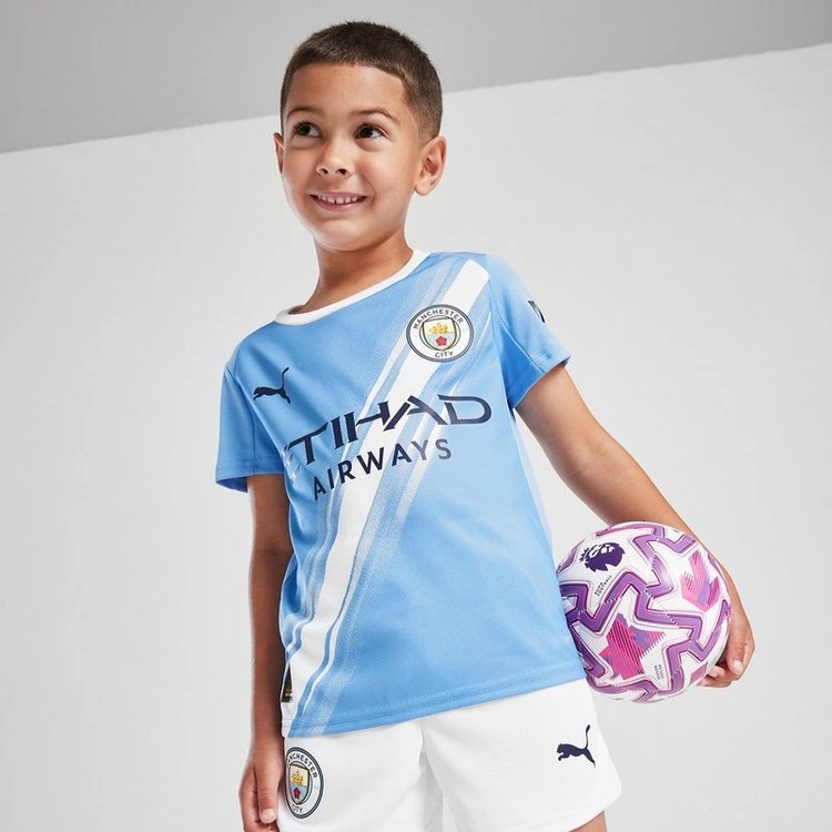 TheChimes's tweet photo. It's nearly FA Cup final time! 🏆 Whether you’re backing Chelsea or Man City, it’s time to get match-ready.

Head to @JDSports and show your colours properly - on the sofa, in the pub, or wherever you’re watching the final unfold. https://t.co/yMerrS5kE0