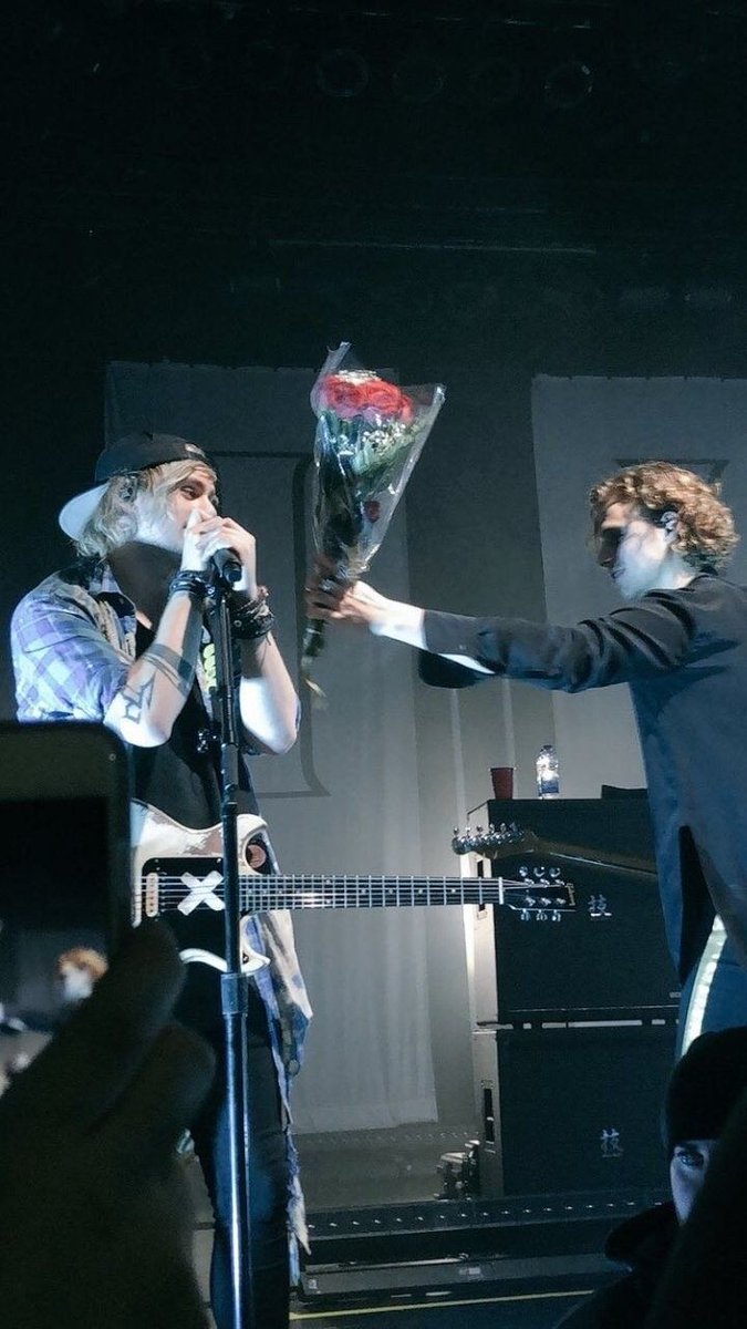 DEATHBAT__Army's tweet photo. MISSION ALERT!🚨
whoever has pit for tour needs to bring flowers and give them to luke and see what he does with them... I want to test something 👀😉
#mukemay #eastour https://t.co/ErYF7R6RAc