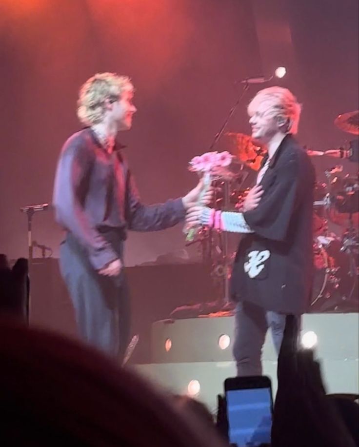 DEATHBAT__Army's tweet photo. MISSION ALERT!🚨
whoever has pit for tour needs to bring flowers and give them to luke and see what he does with them... I want to test something 👀😉
#mukemay #eastour https://t.co/ErYF7R6RAc
