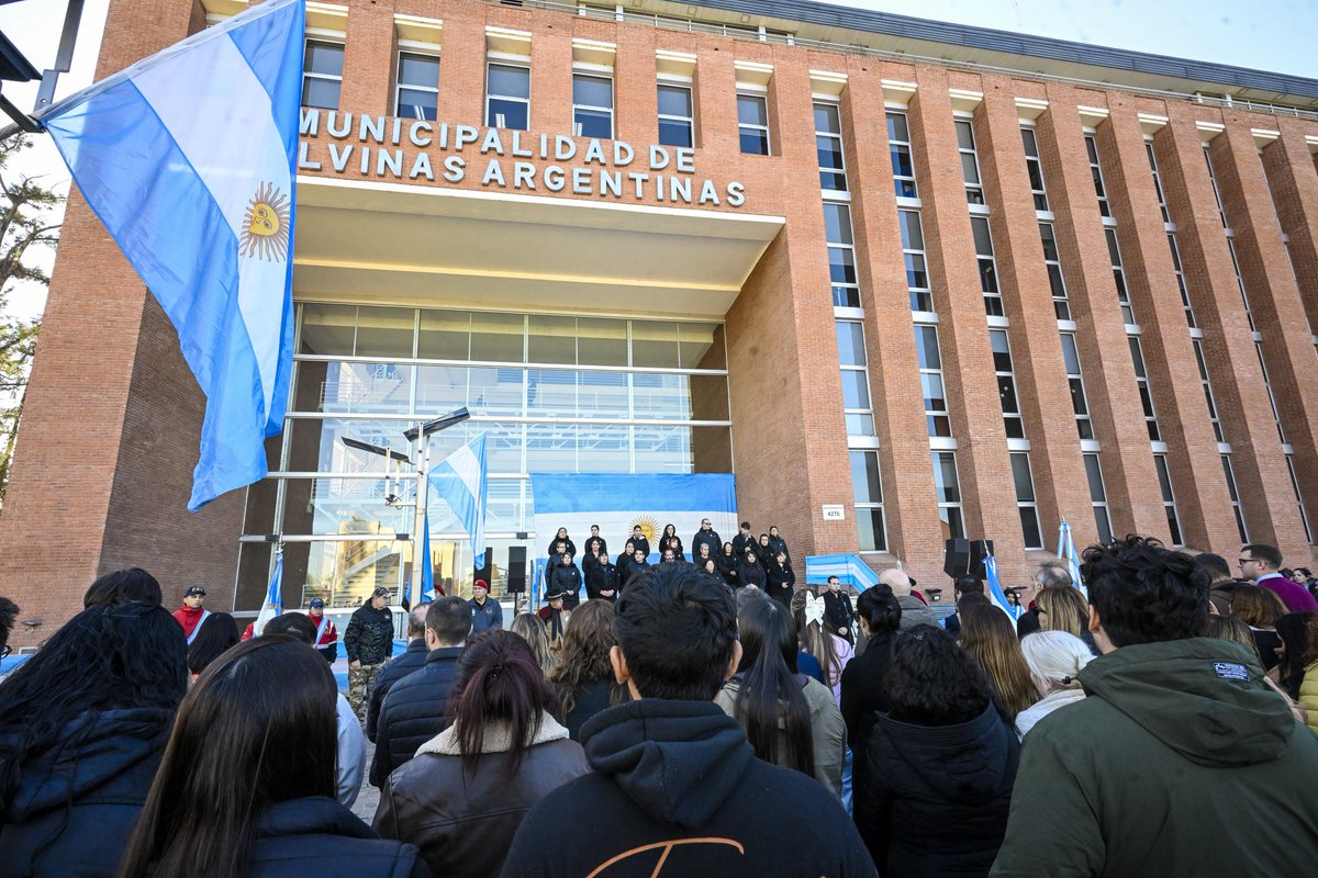 Nardini_Leo's tweet photo. En el #DíaDelHimnoNacional, comenzamos la jornada entonando sus estrofas frente al palacio municipal del @munimalvinas porque siempre hay que mantener viva nuestra identidad.

¡Aguante Argentina siempre! 🇦🇷 https://t.co/T5KtBmoX30