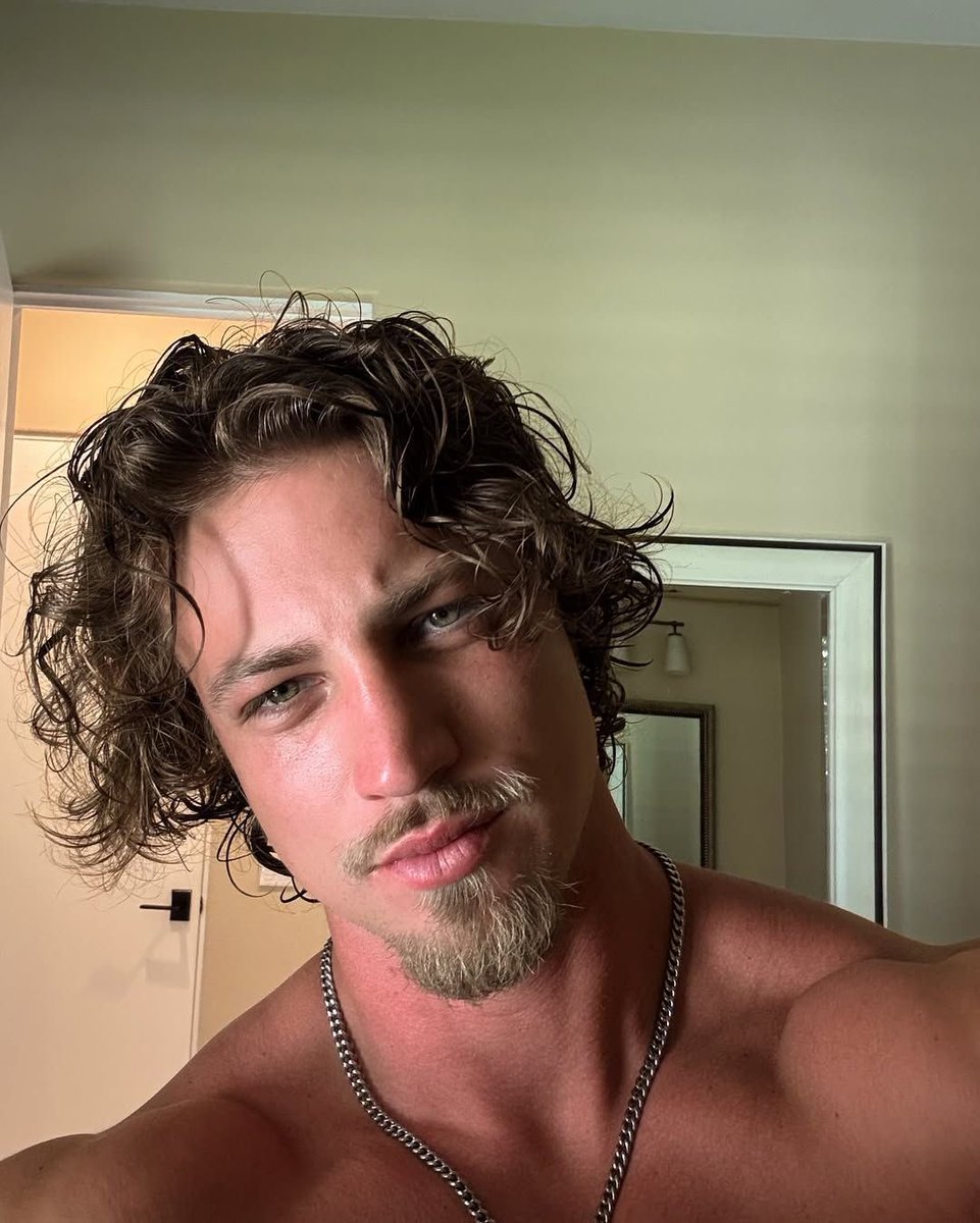 illustriousflex's tweet photo. The reader’s introducing him to proper skincare. https://t.co/GxyfmHaRT1