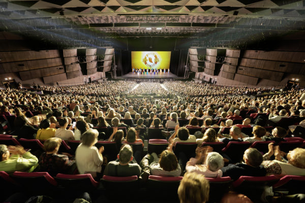 FrankLin5857's tweet photo. SHEN YUN 2026 SHOWS IN PARIS FRANCE 
神韻八大藝術團全球巡演系列 
https://t.co/zWpquQWu2s
「鼓勵人思考人生問題」 神韻巴黎爆滿落幕
   
2026年5月10日神韻紐約藝術團在巴黎國際會議中心進行了本演季的第16場演出，以場場爆滿結束了神韻2026年在法國的巡迴演出，共吸引23萬4千名觀衆，創歷史紀錄 https://t.co/Sy6web0sv4