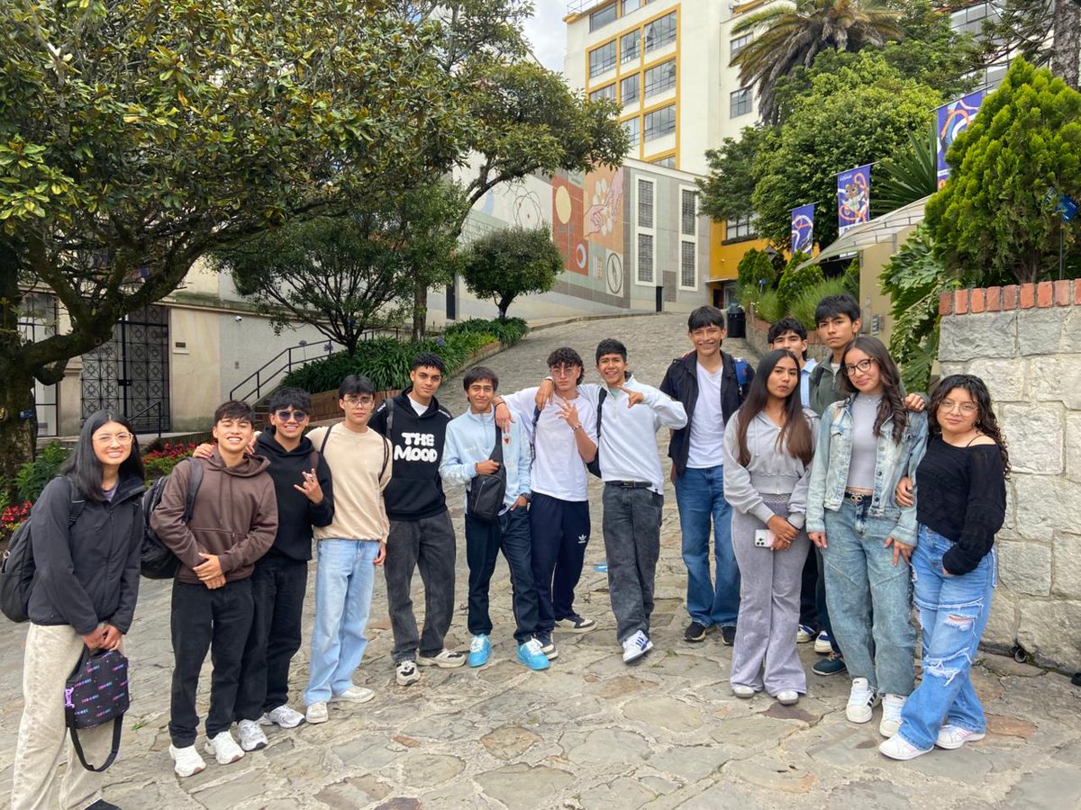 ColeCanapro's tweet photo. ⚙️ ¡Ingenieros por un día! Nuestros estudiantes de 11° exploraron laboratorios y resolvieron problemas complejos. 🛠️ Una experiencia clave para su camino a la universidad.

🚀 ¡Admisiones 2026!: https://t.co/nFsOSY5evz
#ColegioCanapro #Matriculas2026 #Ingeniería #ColegiosBogota https://t.co/YoSakjFTGT
