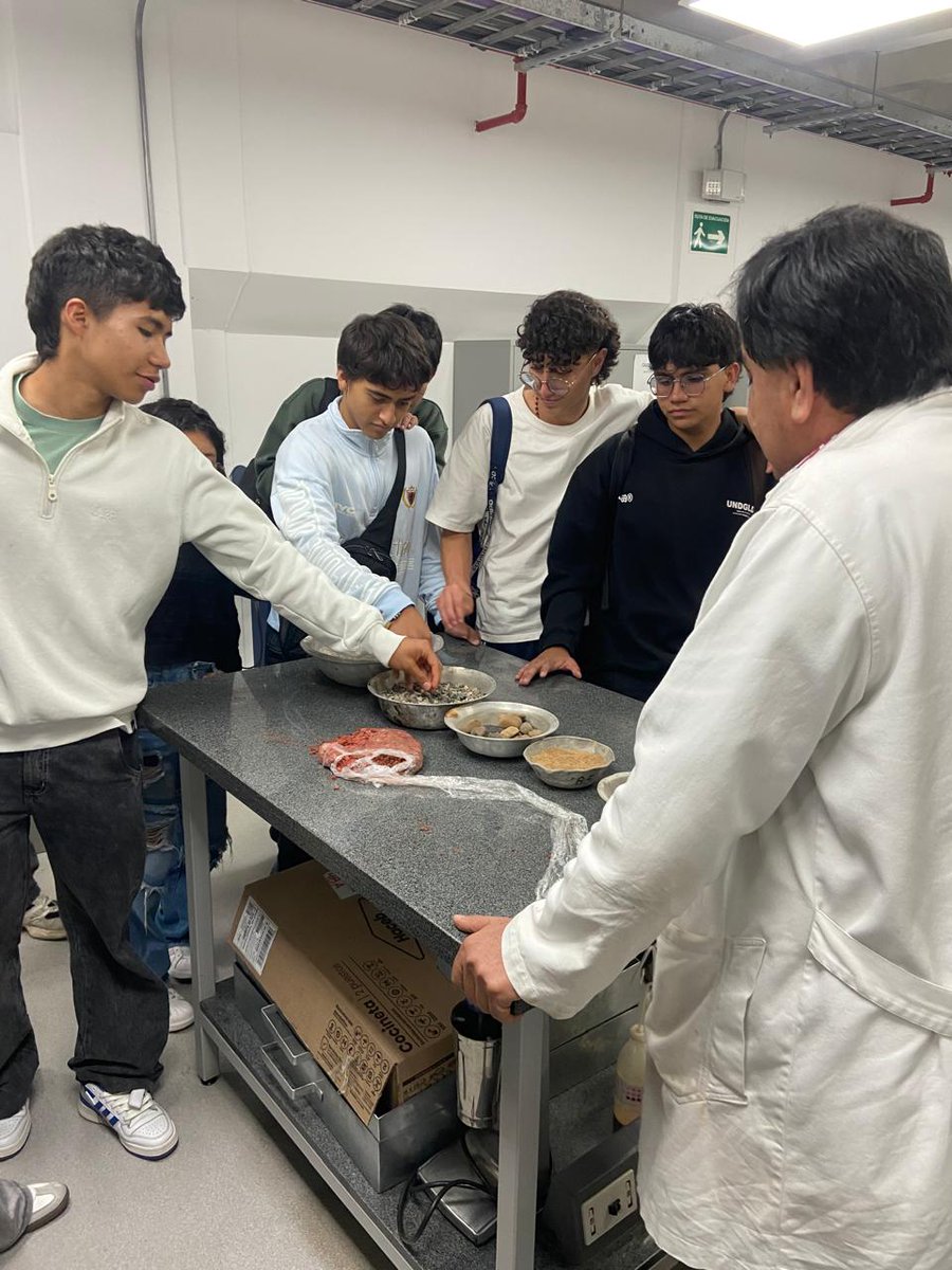 ColeCanapro's tweet photo. ⚙️ ¡Ingenieros por un día! Nuestros estudiantes de 11° exploraron laboratorios y resolvieron problemas complejos. 🛠️ Una experiencia clave para su camino a la universidad.

🚀 ¡Admisiones 2026!: https://t.co/nFsOSY5evz
#ColegioCanapro #Matriculas2026 #Ingeniería #ColegiosBogota https://t.co/YoSakjFTGT