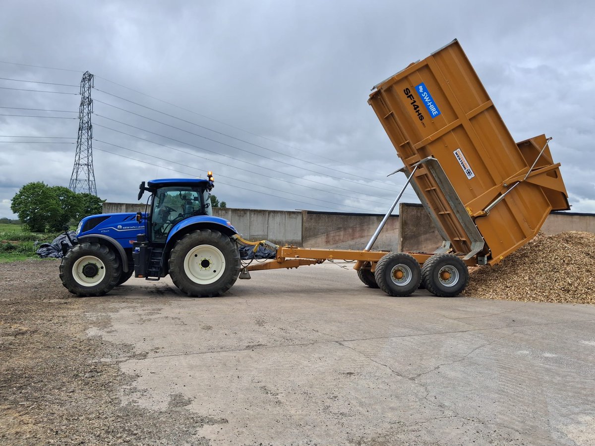 SWHire's tweet photo. Monday spent moving woodchip.

@RichardWestern 14T Silage Trailer swapping out grass for wood.

Hire here: https://t.co/4htdWlCmgX

#SilageTrailer #Woodchip https://t.co/6XOcJbxWqQ