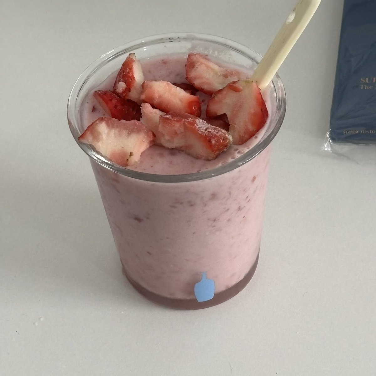 nnpx55's tweet photo. 이전에 만든 딸기 스무디😋 생딸기 얼려서 만든 게 진짜 존맛탱!! https://t.co/KvpjzebUVI