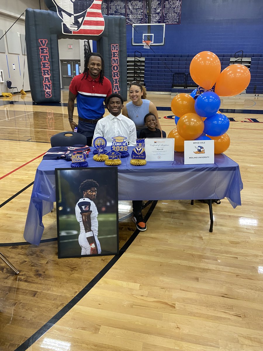 SAVeteransFBall's tweet photo. Bryce Cole! @BryceColeJr signs with @MidlandU_FB! #PatriotNation #EETEDT
@SAVeteransHS @JudsonISD @JudsonISD https://t.co/iSvNkjFpZE