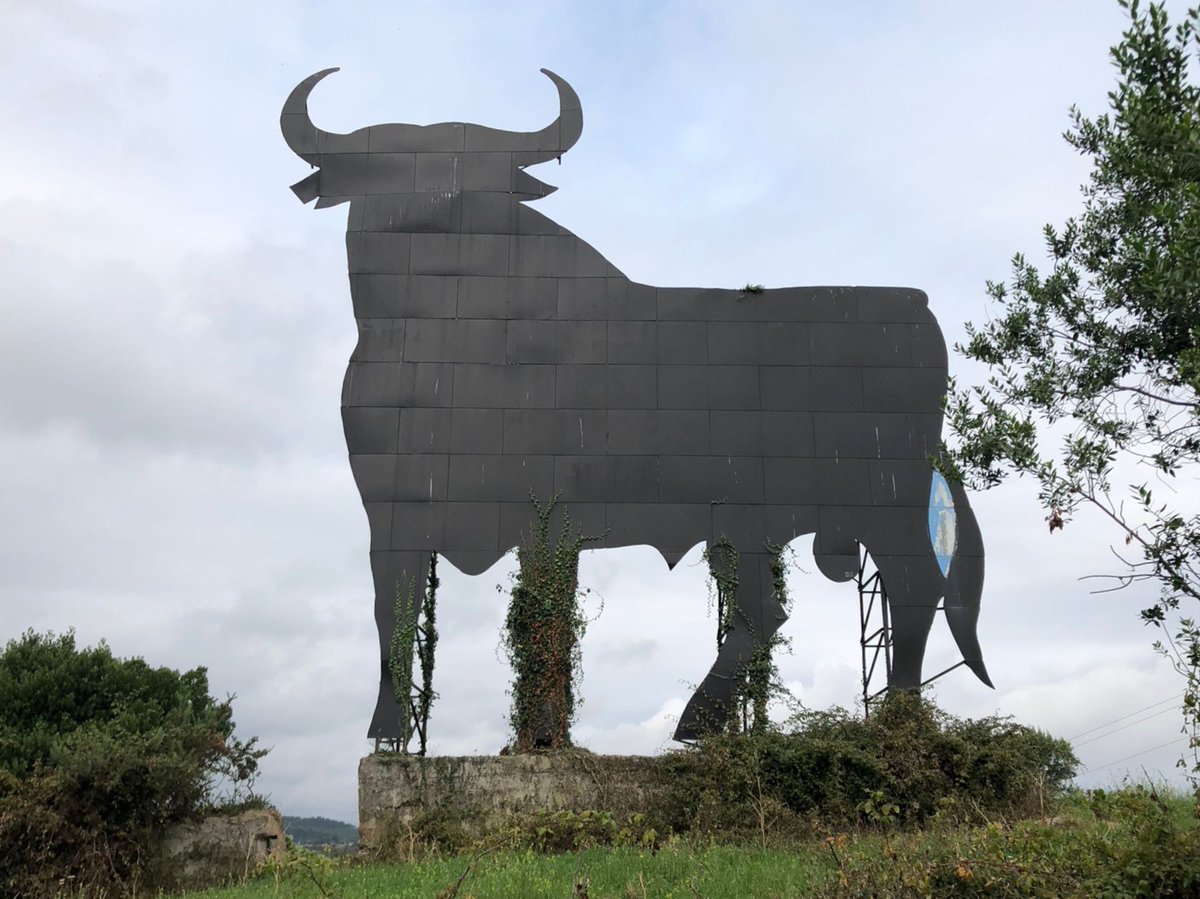 KatySnchez's tweet photo. La inseparable compañera de carretera durante tantos años de mi actividad como guía. La famosa valla publicitarias del Toro de Osborne, un icono cultural español creado en 1956. #valla #publicidad #carretera #icono #toro #hacerfotos #cultura #artre https://t.co/ugG9P3uJK9