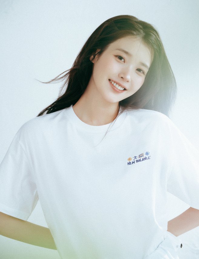 S24IU's tweet photo. 뉴발 화보 너무 좋네 낑 (언)니가 웃으면 세상이 웃는것같아 https://t.co/QDh5equMsO