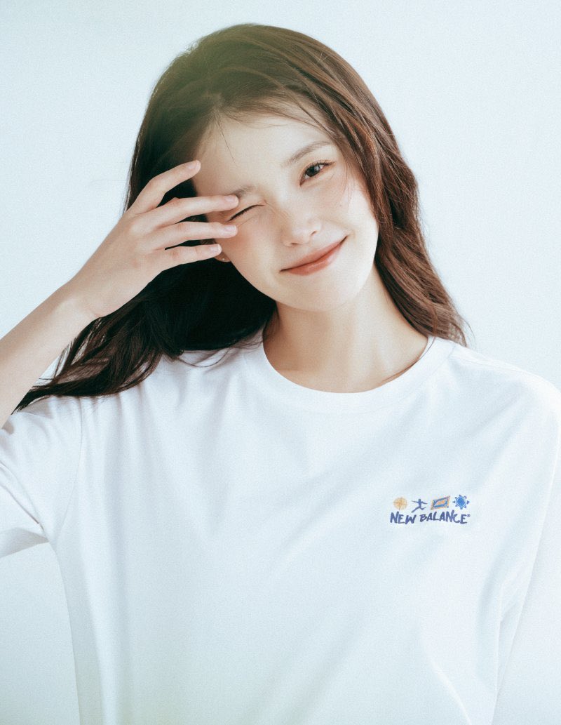 S24IU's tweet photo. 뉴발 화보 너무 좋네 낑 (언)니가 웃으면 세상이 웃는것같아 https://t.co/QDh5equMsO
