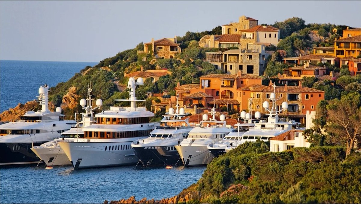 ClaudioBorghi's tweet photo. Boh ma tu fissa pure il limite dove vuoi. Io ti sto dando il mio parere che è quello di uno che ha lavorato vent'anni in finanza e quindi un po' l'occhio ce l'ha.
A Porto Cervo la situazione è questa 👇
Quello bianco con le finestre in legno si chiama Wedge Too, disegnato da Philippe Starck. Adesso è vecchio perché avrà i suoi 25 anni circa quindi se lo vuoi ti va bene, sono SOLO 50 milioni circa e 5 all'anno solo per farlo funzionare. Notare: quando è stato costruito era considerato grande, adesso con 65 metri è uno dei tanti. 
È la globalizzazione bellezza: tutti nello stesso acquario e il pesce grande mangia tutti quelli piccoli e medi.