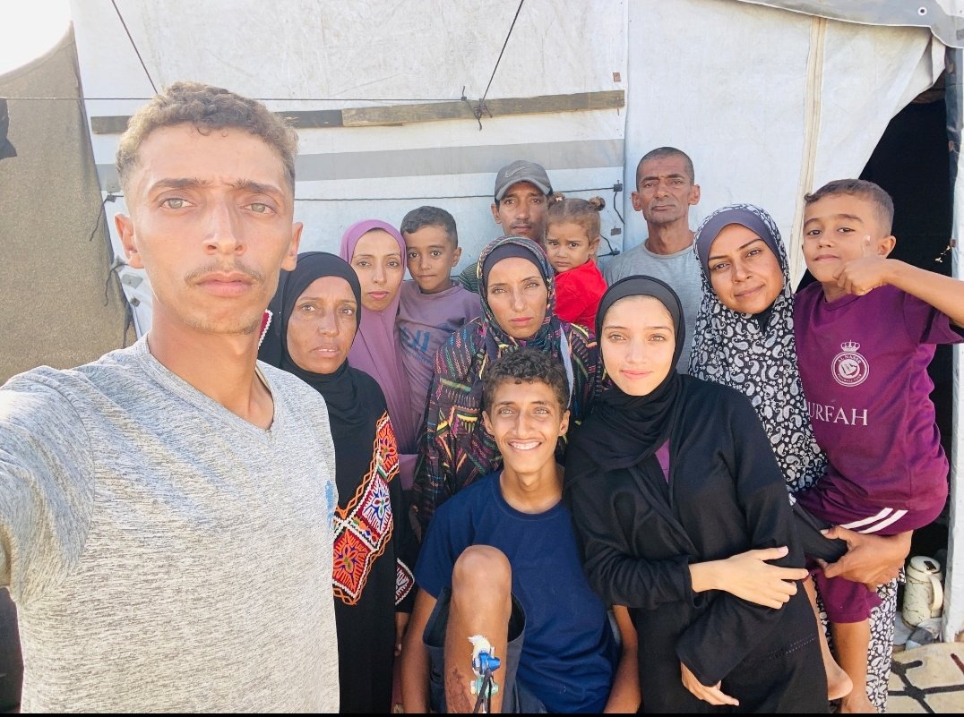 wdmr28280815's tweet photo. My dear friends, I've been treating my brother and sister, and now they need treatment. Today, my sister has hemiplegia and is receiving physical therapy, but she needs medication. My brother also needs treatment. We in Gaza are dying, and no one sees us🙏
https://t.co/OJ4FRArqSy https://t.co/eQw969VHgC