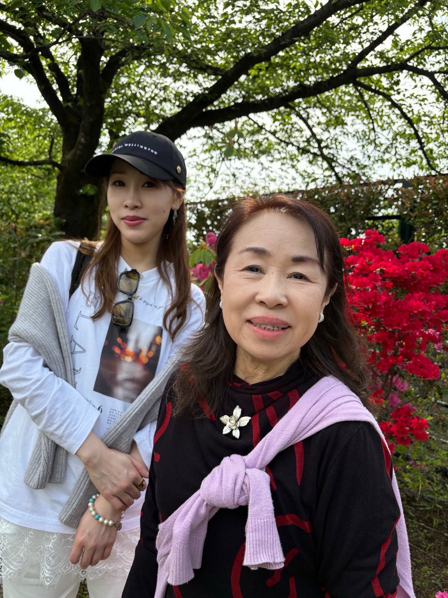 HITOMIymd's tweet photo. Mother’s Day🌷

今年のGWは母の要望で花巡りの旅へ
そして、あしかがフラワーパークで藤を鑑賞
写真撮って、と藤の花に埋もれる母🤣

ウチの母はちょっと変わっていて、華道の先生でもあるんだけど、日々妄想癖が強いというか…突然やる気スイッチが入って創作活動始めたりね…

いつもありがとう🌹 https://t.co/CU202Lyq8u