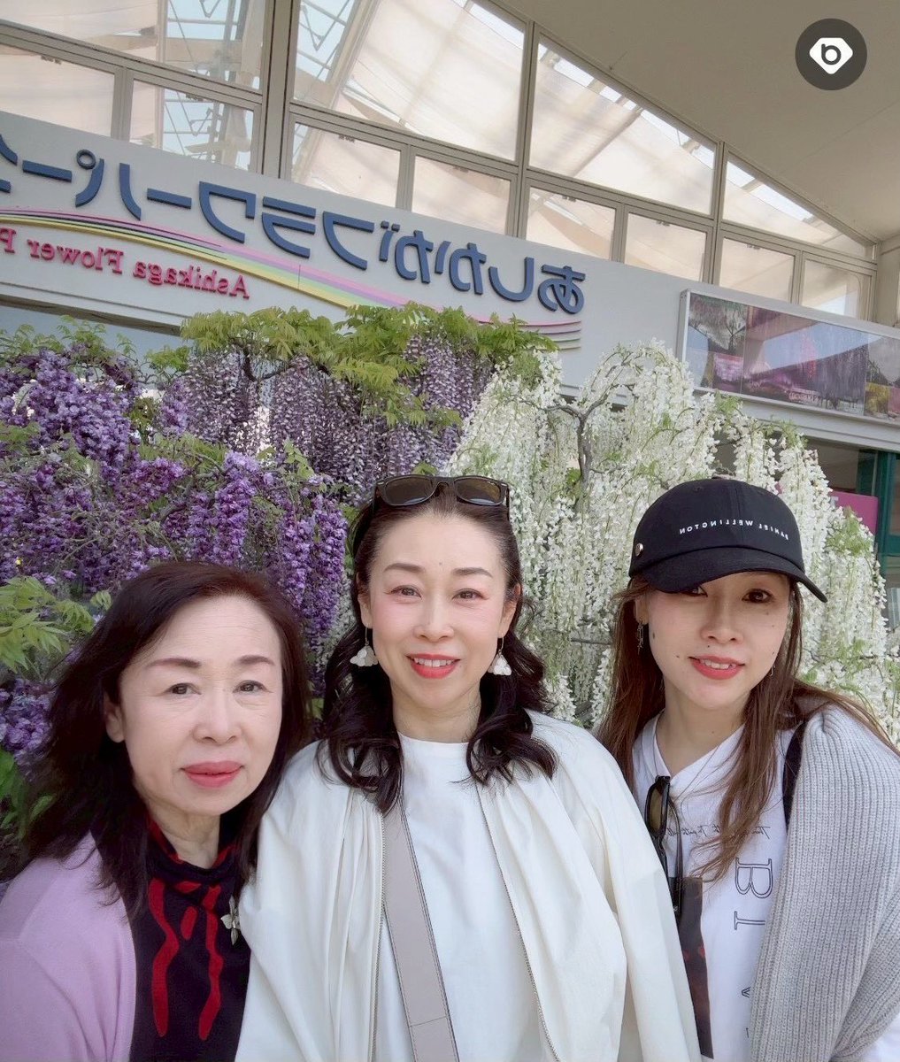 HITOMIymd's tweet photo. Mother’s Day🌷

今年のGWは母の要望で花巡りの旅へ
そして、あしかがフラワーパークで藤を鑑賞
写真撮って、と藤の花に埋もれる母🤣

ウチの母はちょっと変わっていて、華道の先生でもあるんだけど、日々妄想癖が強いというか…突然やる気スイッチが入って創作活動始めたりね…

いつもありがとう🌹 https://t.co/CU202Lyq8u