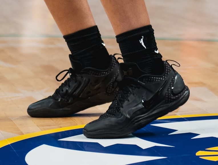 JustFreshKicks tweet media