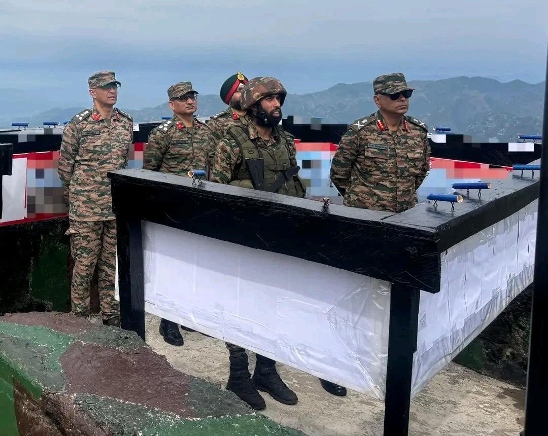 APANEWS786's tweet photo. 𝗚𝗢𝗖 𝗪𝗵𝗶𝘁𝗲 𝗞𝗻𝗶𝗴𝗵𝘁 𝗖𝗼𝗿𝗽𝘀 visited operational areas in general area Surankote in the Poonch sector to review the prevailing security situation and ongoing counter-terrorism operations. https://t.co/Xy0osKNh7j