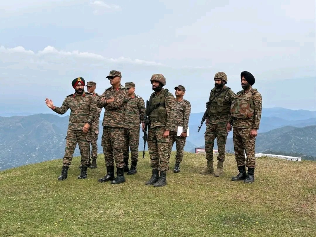 APANEWS786's tweet photo. 𝗚𝗢𝗖 𝗪𝗵𝗶𝘁𝗲 𝗞𝗻𝗶𝗴𝗵𝘁 𝗖𝗼𝗿𝗽𝘀 visited operational areas in general area Surankote in the Poonch sector to review the prevailing security situation and ongoing counter-terrorism operations. https://t.co/Xy0osKNh7j