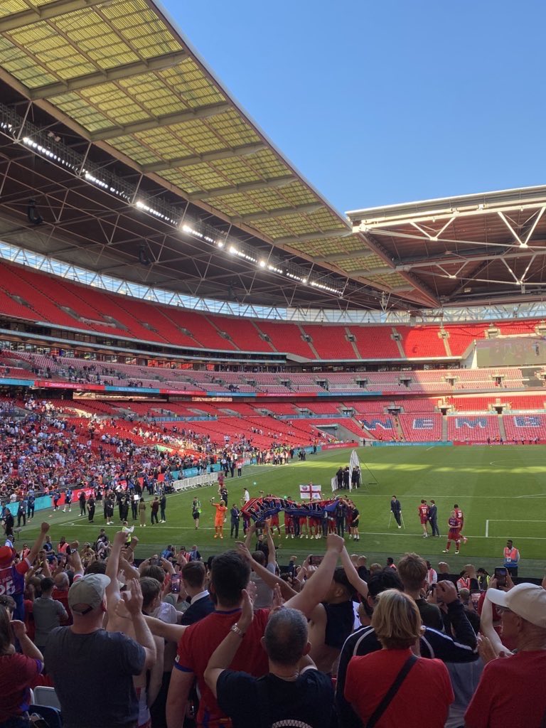HayleyATFC's tweet photo. The BEST, what a group ❤️💙 https://t.co/VWui3JHPeV