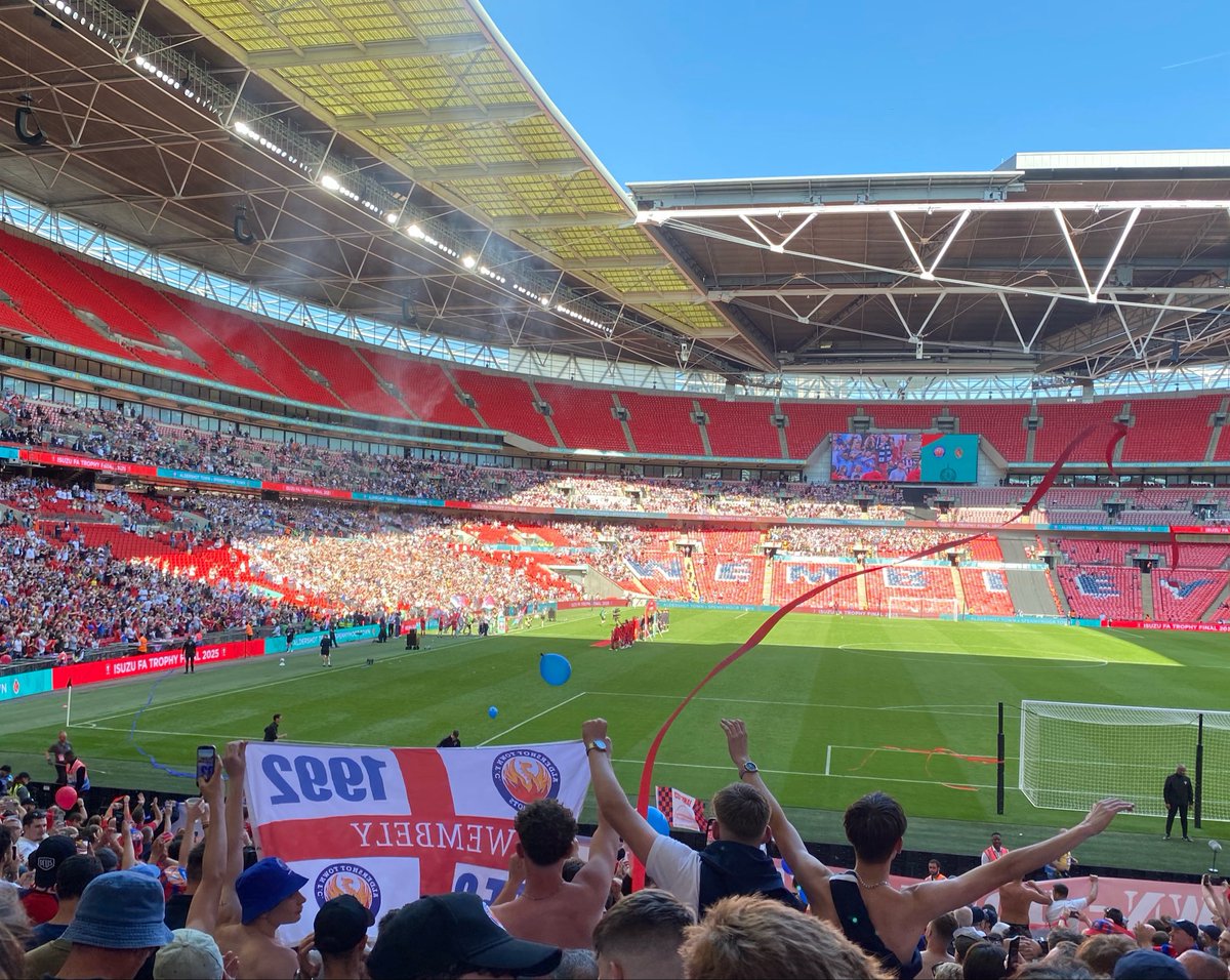 HayleyATFC's tweet photo. The BEST, what a group ❤️💙 https://t.co/VWui3JHPeV