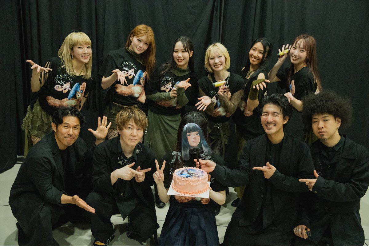 tuki_music_'s tweet photo. ライブ終わったあとにBAND、DANCER、STAFFさんがサプライズをしてくださいました！😭😭😭
恵まれた環境、人々に囲まれライブができ、アジアツアーを無事完走することができて幸せです💞
本当にいつもありがとうございます♥ https://t.co/GL51KgrdCi