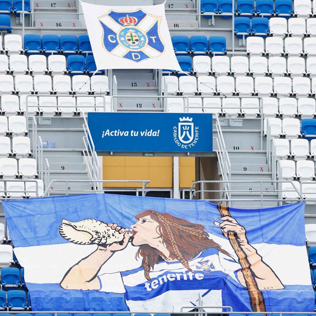 CDTFemenino's tweet photo. 🤍💙 El primer tifo de la historia del Costa Adeje Tenerife se desplegó este domingo a la salida de las jugadoras al terreno de juego👏🏻

Nuestro agradecimiento a la peña @birriatnf por la realización del mismo hecho por completo a mano, por su apoyo, animación y entrega durante toda la temporada 🫶🏻🙌🏻

#UnMismoLatido #CostaAdejeTenerife #CDTFemenino