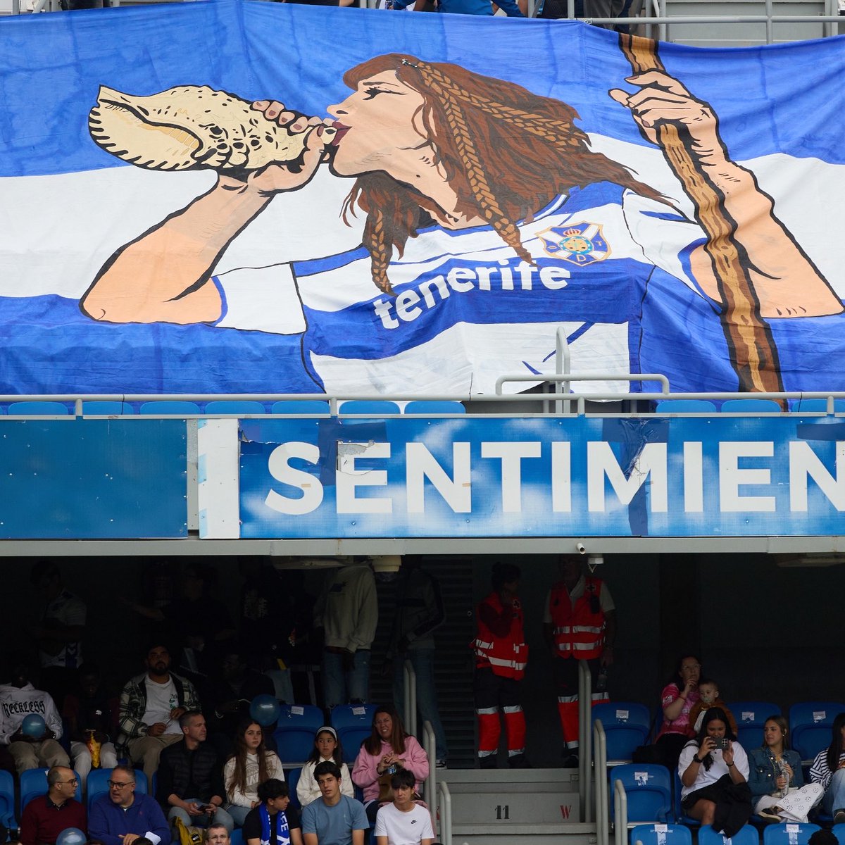 CDTFemenino's tweet photo. 🤍💙 El primer tifo de la historia del Costa Adeje Tenerife se desplegó este domingo a la salida de las jugadoras al terreno de juego👏🏻

Nuestro agradecimiento a la peña @birriatnf por la realización del mismo hecho por completo a mano, por su apoyo, animación y entrega durante toda la temporada 🫶🏻🙌🏻

#UnMismoLatido #CostaAdejeTenerife #CDTFemenino