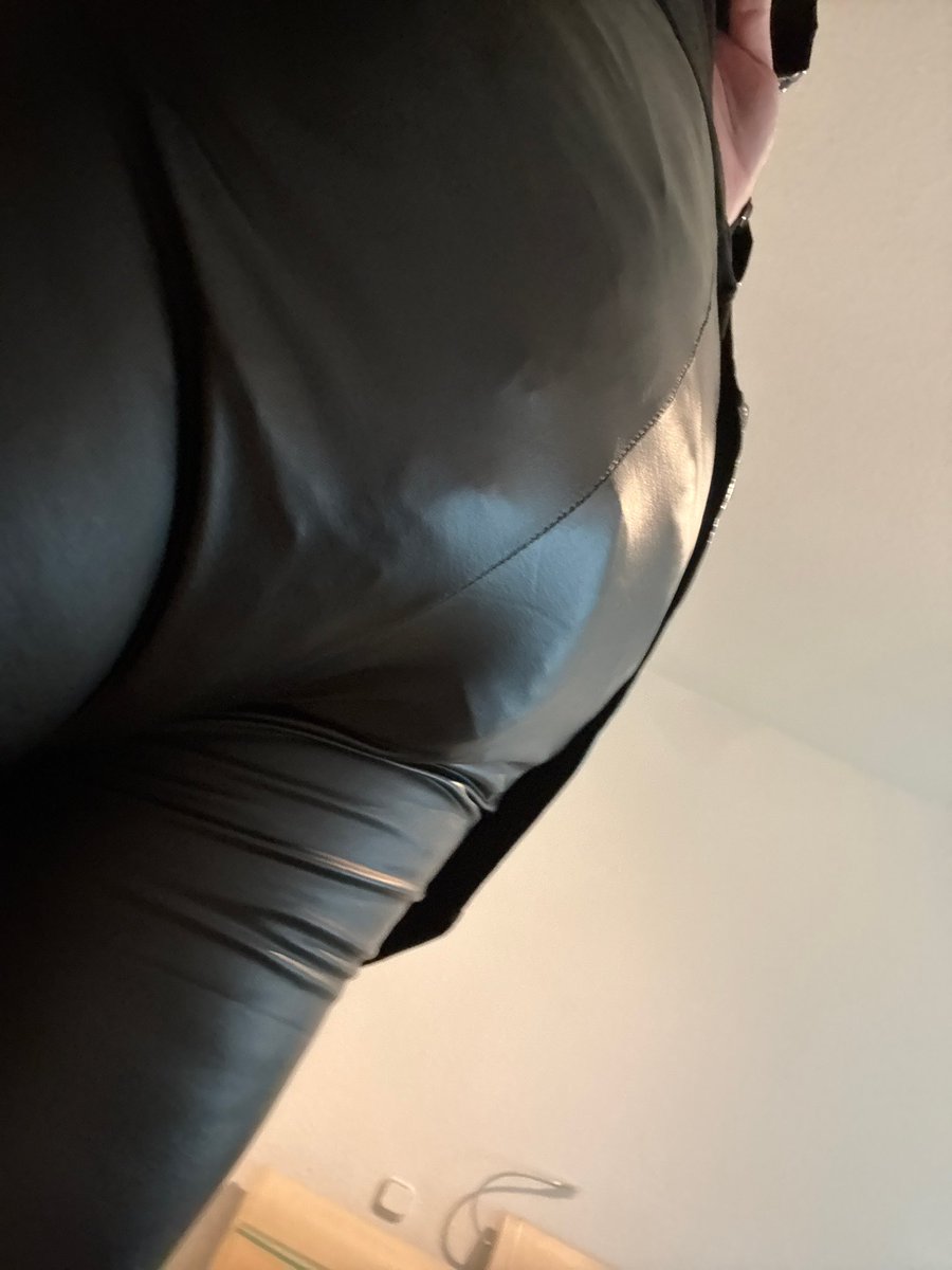 sklavensaunico1's tweet photo. Heute darf ich wieder für meine Lady @QueenofPainBBW @deepestfantasie Windel tragen heute zusätzlich mit buttplug und Gewichten dran was sagt ihr dazu #sissy #sub #lack #lederleggings #windelsissy #windel https://t.co/G6bBubqFvK