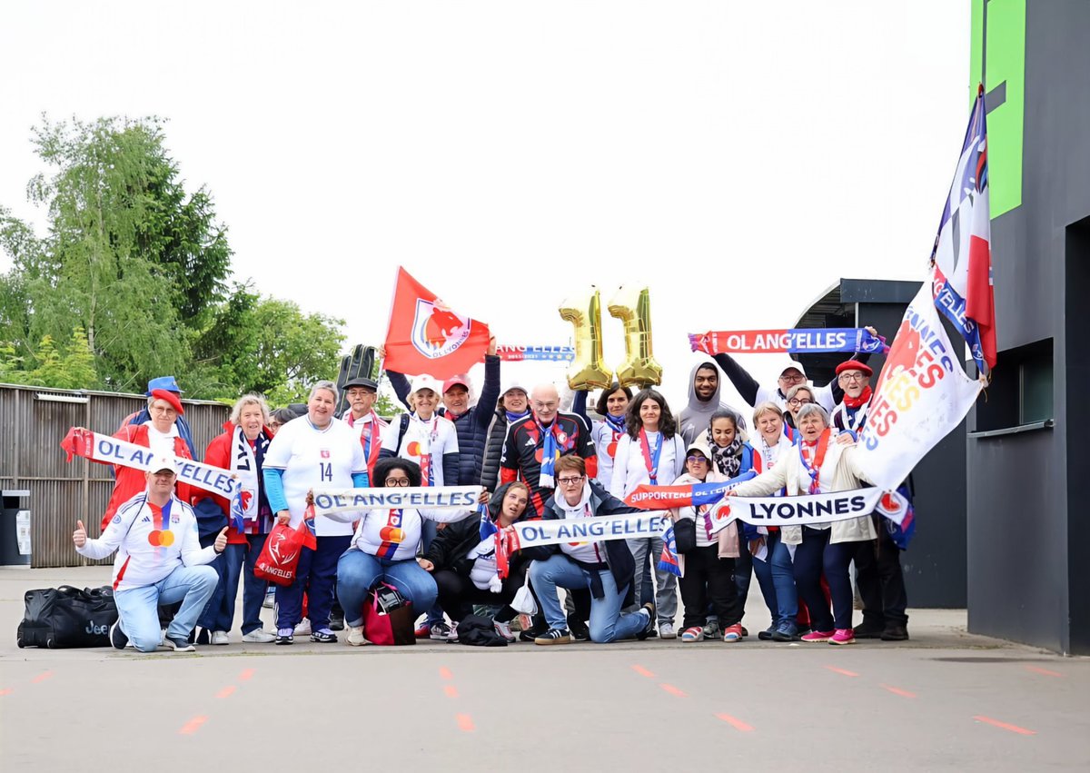 OLAngElles's tweet photo. Une équipe, un groupe , un 🏆
❤️💙
@ol__lyonnes
Une arrivée au stade puis 2h plus tard on repart avec un 11ème titre
🏟 Stade du Hainaut
#CDFF
#OL__Lyonnes #OLympiqueLyonnais https://t.co/Kc01f2ReeM