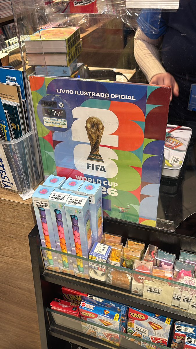 Bebituuh's tweet photo. Pessoal chegou aqui na livraria leitura do West plaza em São Paulo capital o álbum de capa dura #Fifa #CopaDoMundo #LivrariaLeitura #SP #Panini #Figurinha https://t.co/tasJpjKCL1