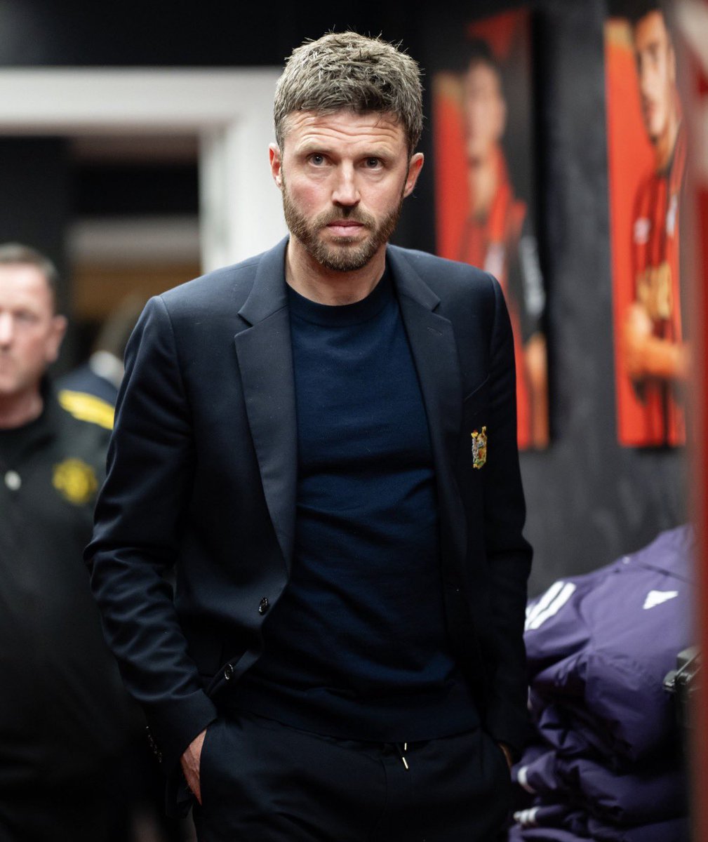 Utdtruthful's tweet photo. 🚨💰| United want a minimum of FIVE signings to strengthen their squad next season. THREE midfielders, a left back, and a back-up striker. A new goalkeeper. #MUFC [@samuelluckhurst] https://t.co/NiWxkCiVjA