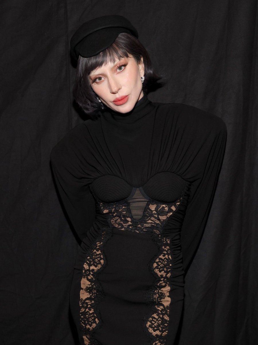 LGTHELOML's tweet photo. this look was so gorgeous and that mug… WAS MUGGING https://t.co/d0q4keRwyK