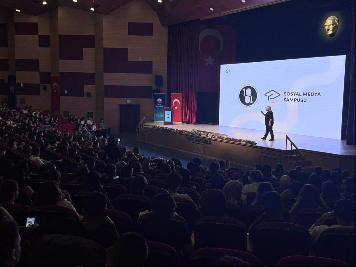 smkampusu's tweet photo. 1010istanbul ve Sosyal Medya Kampüsü kurucumuz Baturay Elönü, Trakya Üniversitesi Dijital Pazarlama Zirvesi’nde öğrencilerle buluştu. 🚀

Yapay zekâ, içerik üretimi ve dijital dünyanın dönüşümünü birlikte konuştuk. Bu güzel buluşmada bizimle olan herkese teşekkür ederiz. 🙌 https://t.co/XAra9GDHGX
