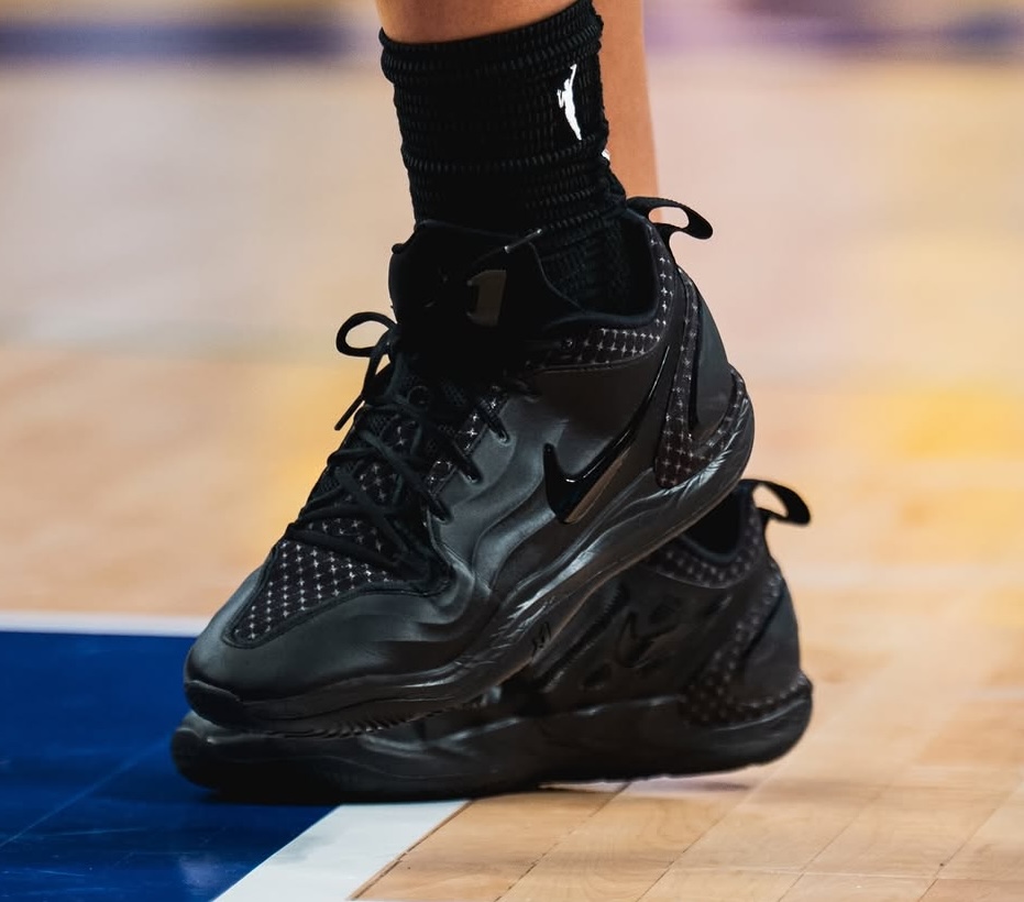 JustFreshKicks tweet media