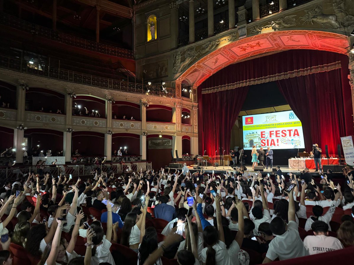 FilcaCisl's tweet photo. 💚 Oltre 650 studenti provenienti da tutta Italia hanno partecipato questa mattina al Festival della #legalità e della gioia, andato in scena al Teatro Politeama di #Palermo. L'evento è stato organizzato dal Parlamento della Legalità Internazionale in partnership con la Filca-Cisl nazionale e la Filca-Cisl #Sicilia.