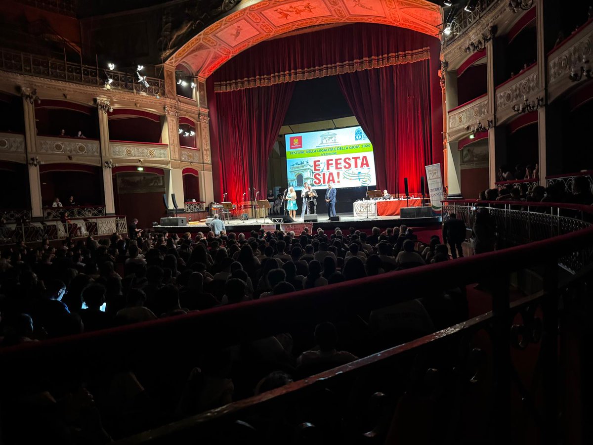 FilcaCisl's tweet photo. 💚 Oltre 650 studenti provenienti da tutta Italia hanno partecipato questa mattina al Festival della #legalità e della gioia, andato in scena al Teatro Politeama di #Palermo. L'evento è stato organizzato dal Parlamento della Legalità Internazionale in partnership con la Filca-Cisl nazionale e la Filca-Cisl #Sicilia.