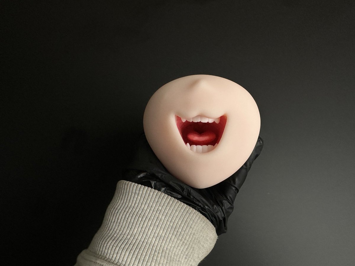 YuejianLab's tweet photo. 从日漫里偷偷跑出来的元气小妖精，化作一只软嫩樱唇。“主人⋯..要进来吗？今天也要被主人⋯填满哦💗”她不是冰冷的玩具，而是活过来的动漫少女。不管是想体验温柔湿吻，还是激烈深喉，这只小妖精都能完美满足你。#飞机杯 #飞机杯女友 #圣杯 #大人玩具 #二次元女友 https://t.co/pWb10rj4fk