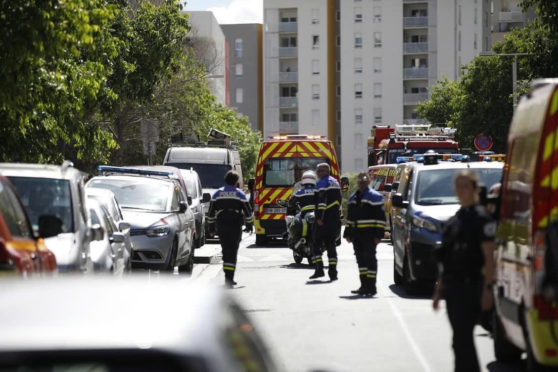 InfosFrancaises's tweet photo. NICE : Au moins deux morts et six blessés dont trois dans un état grave après une fusillade place des Amaryllis, dans le quartier des Moulins à Nice. Plusieurs suspects sont en fuite (Nice Matin). https://t.co/cmK9eTmAiY